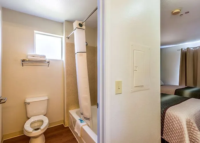 Hometowne Studios Phoenix - Black Canyon Highway Hotel 2*
