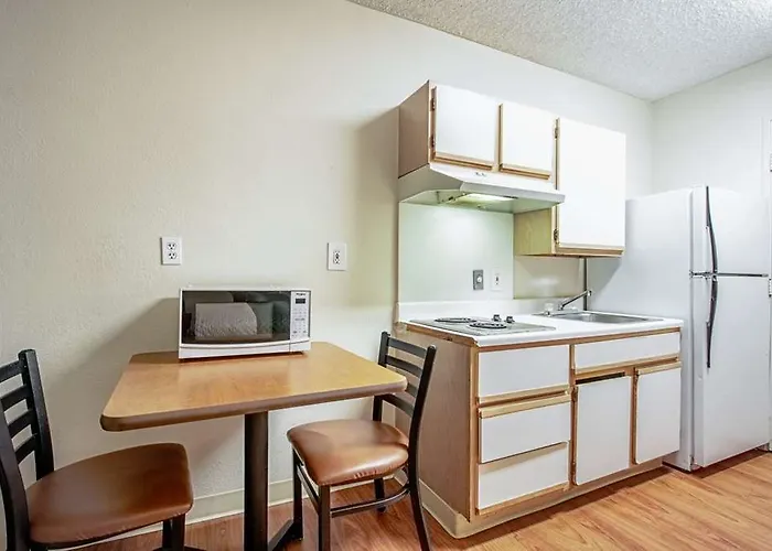 Hometowne Studios Phoenix - Black Canyon Highway Hotel 2*